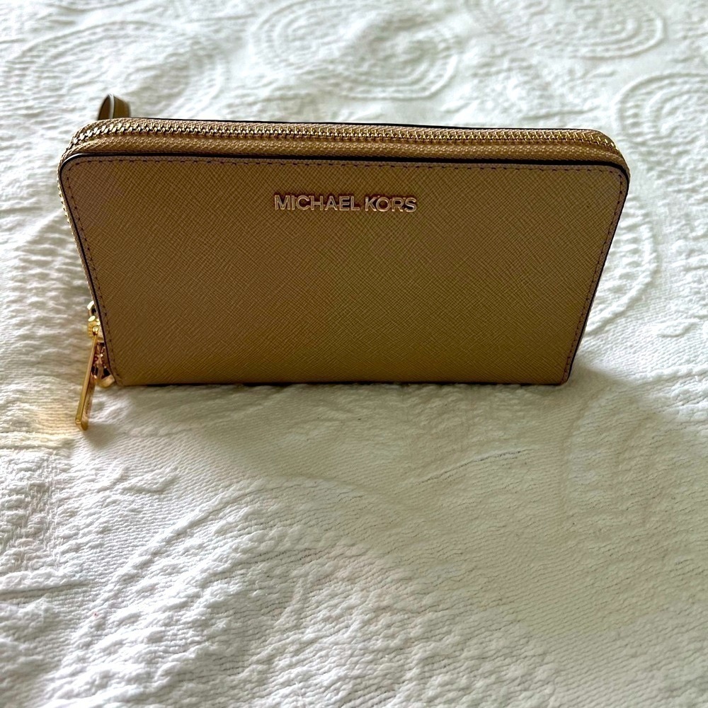 Michael Kors: NEW Women zip around wristlet, phone holder, cards and ID slots. - Picture 2 of 11